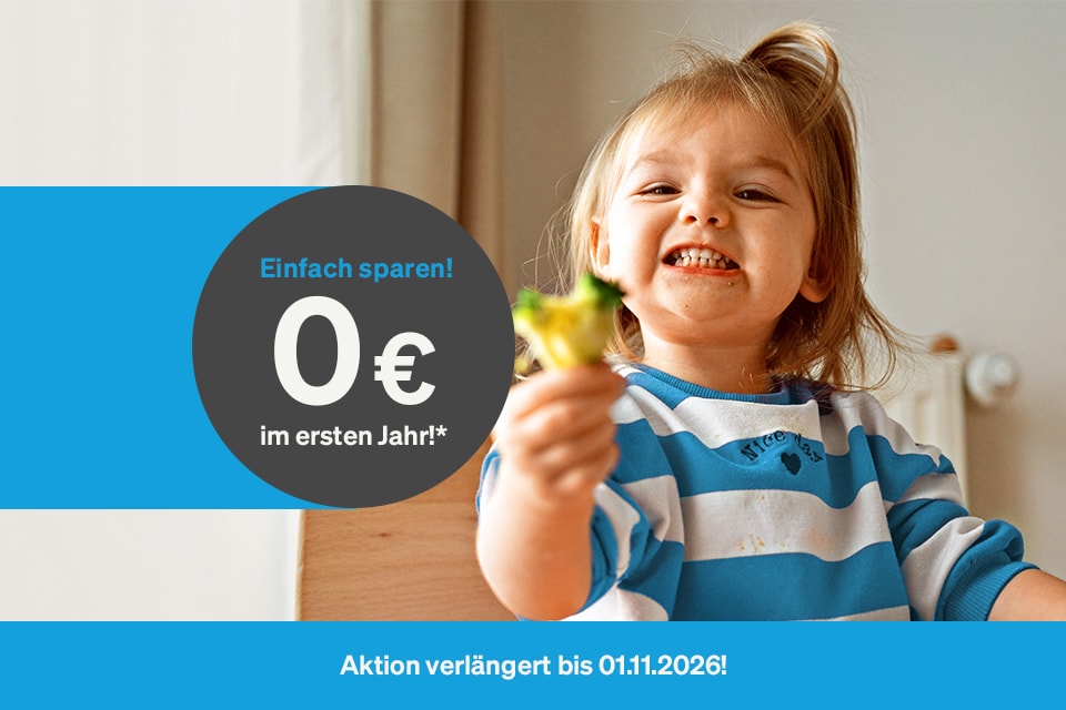 Lachendes blondes Mädchen im blauen Kleid wird herumgewirbelt. Text: „Einfach sparen! 0 € im ersten Jahr!"