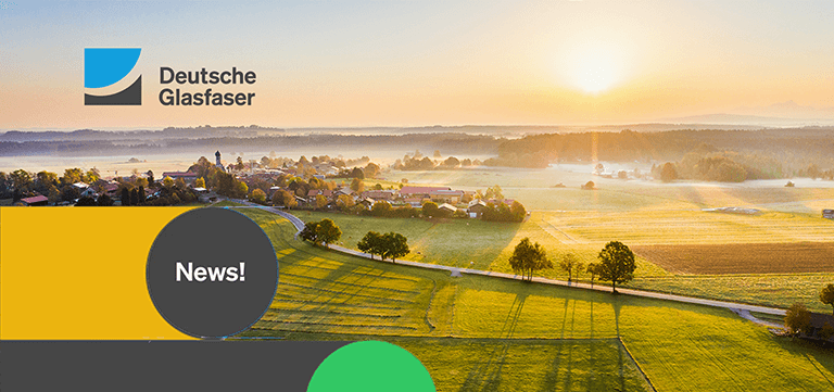 Deutsche Glasfaser News-Banner mit Luftaufnahme eines Dorfes bei Sonnenaufgang, grünen Feldern und grafischen Elementen.
