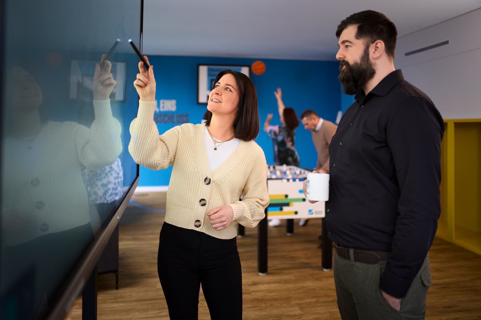 Frau bei der Arbeit in Präsentation. Deutsche Glasfaser