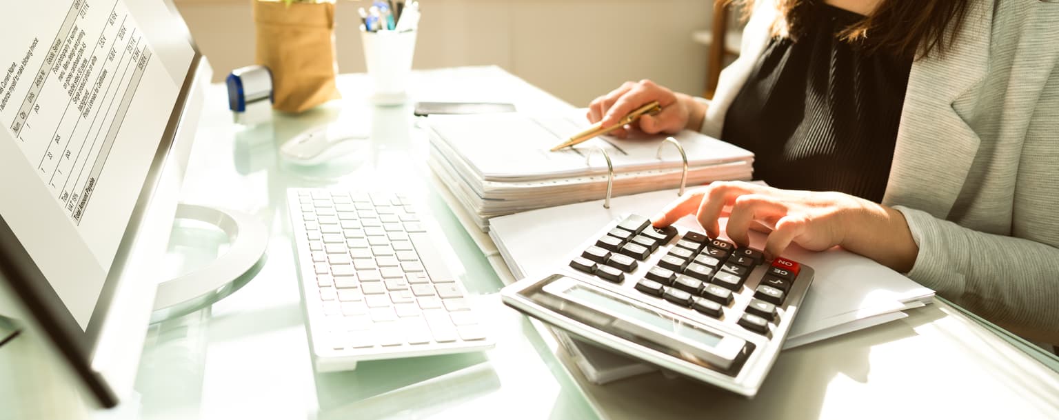 Frau arbeitet am Tisch