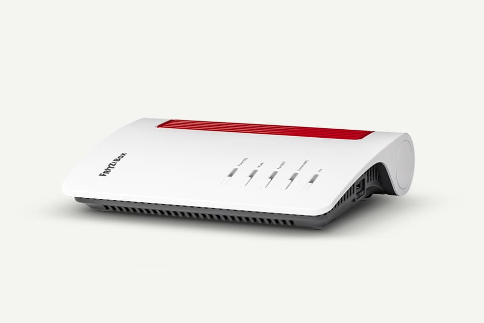 AVM FRITZ!Box 7590: Weiß-roter Router mit der Aufschrift Fritz!Box. Auf der Vorderseite befinden sich mehrere LED-Anzeigen mit den Beschriftungen Power/DSL, Internet, WLAN und DECT.