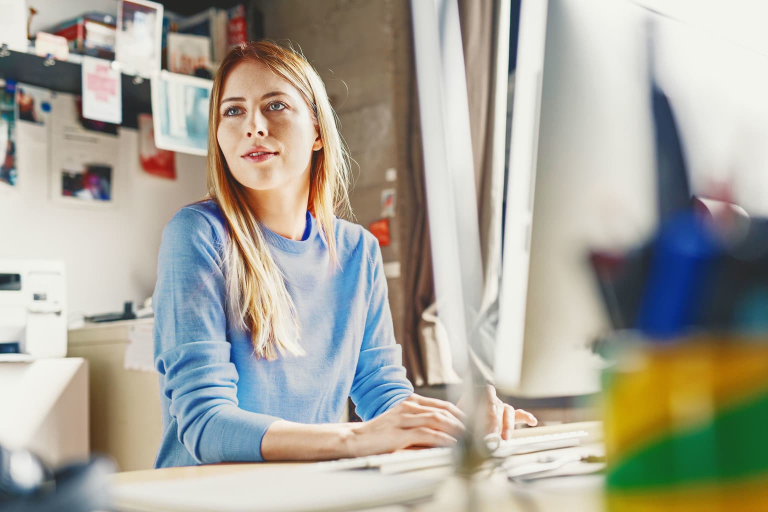 B2B Public Glasfaser als Wettbewerbsvorteil - Frau befindet sich im Homeoffice und arbeitet am PC
