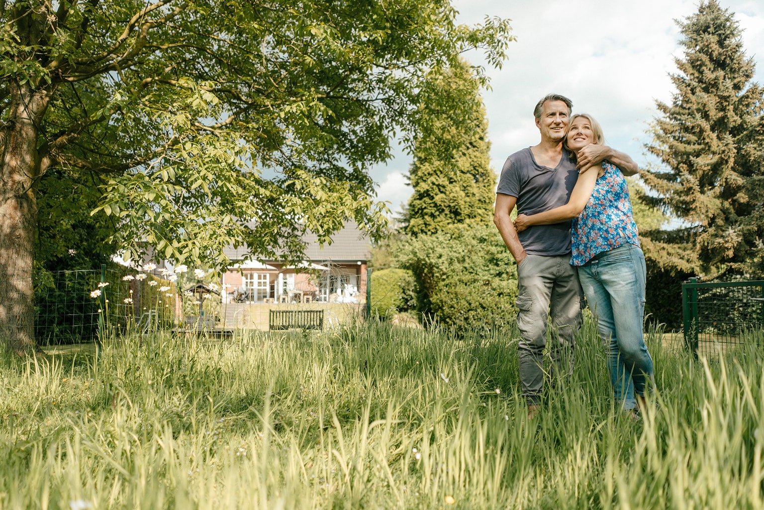 Die Rolle des Kunden in der Bauphase - Paar steht im Garten und umarmt sich