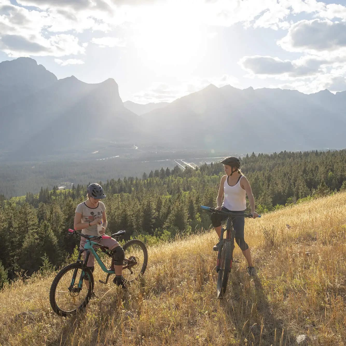 Deutsche Glasfaser Bandbreite 2 Frauen fahren Fahrrad in der Natur