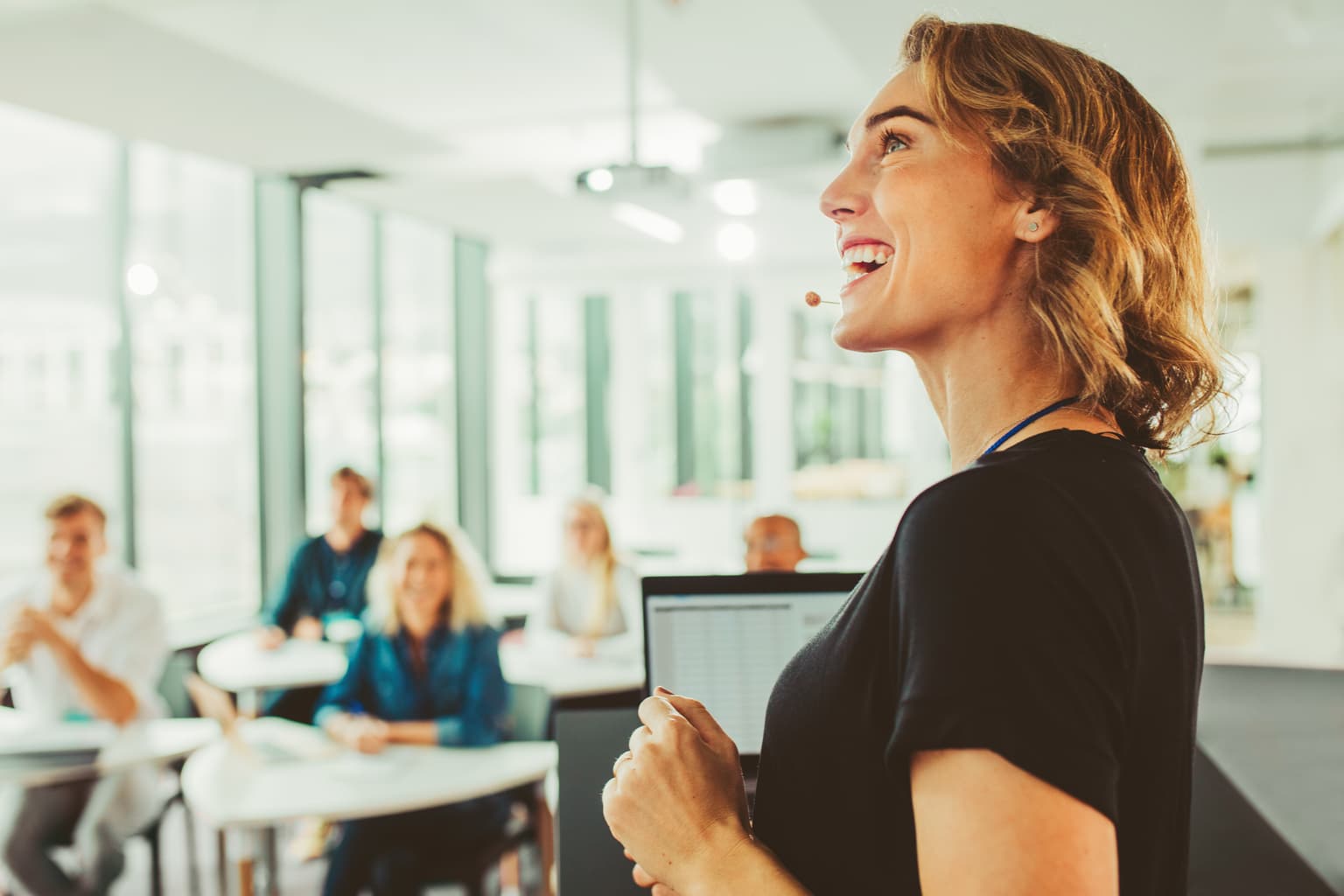 B2B Weiterbildung, Frau präsentiert ihre Powerpoint im Büro