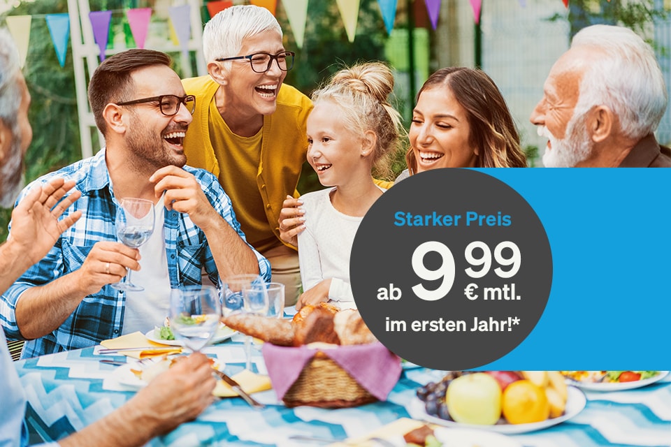 Fröhliche Familie beim Outdoor-Essen mit Angebot: ab 9,99 € mtl. im ersten Jahr.