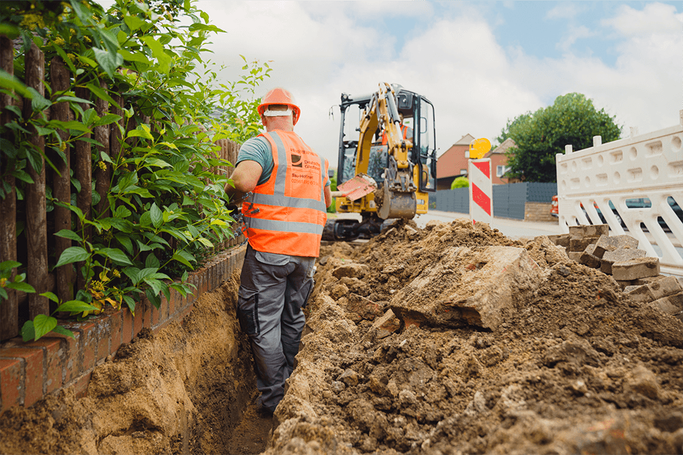 Deutsche Glasfaser Bau Mitarbeiter auf der Baustelle