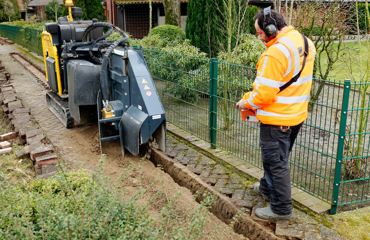 Glasfaserausbau Bauarbeiter steht an der Baustelle mit Maschinen