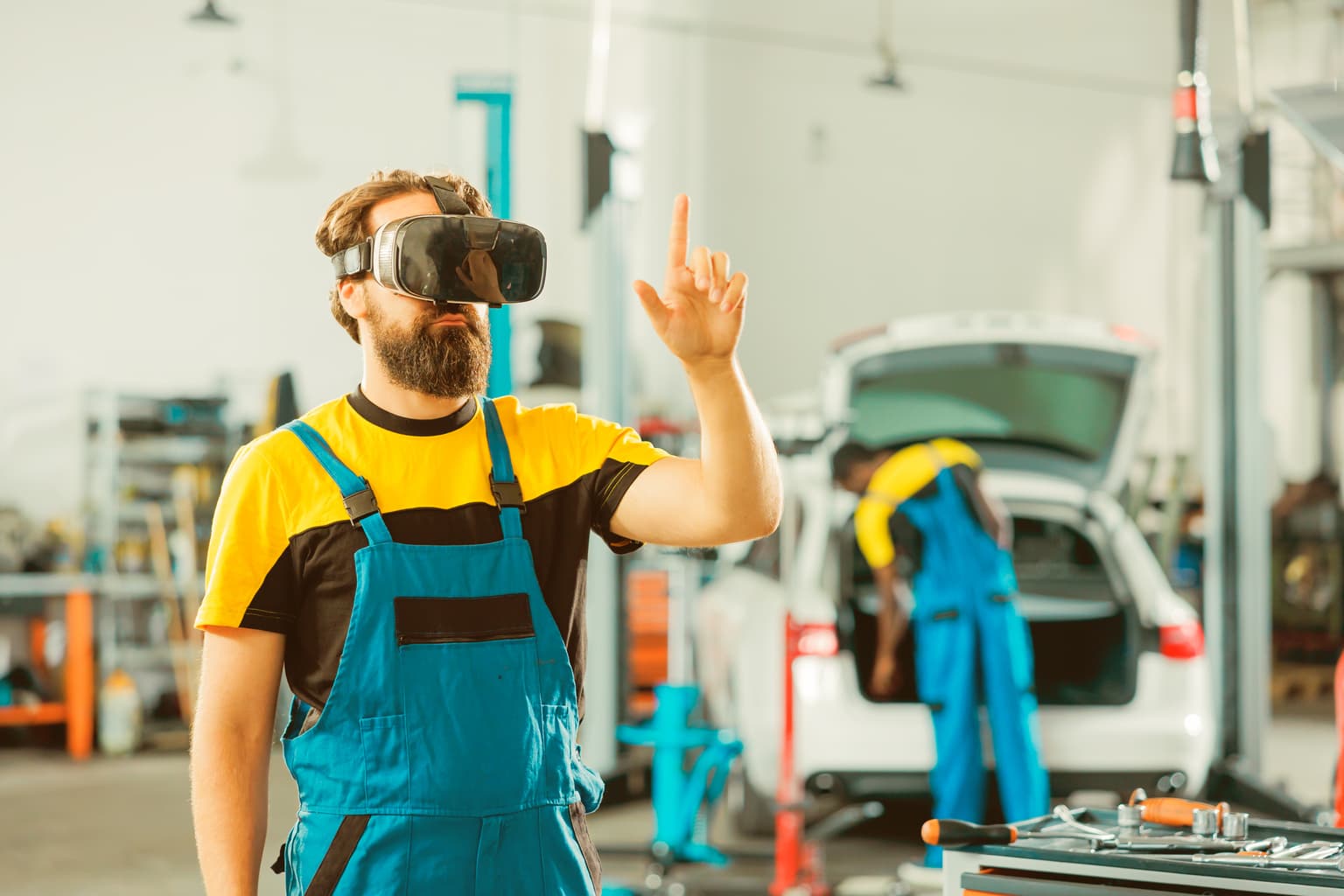 Internet of Thing - Mechatroniker nutzt eine VR Brille bei der Arbeit