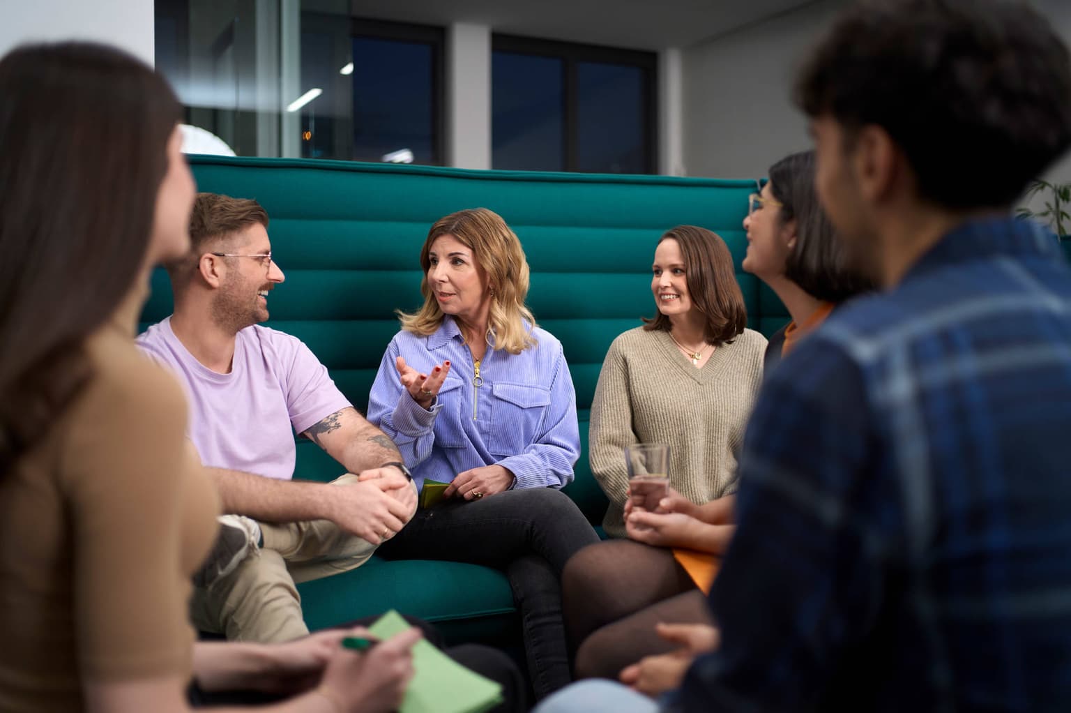 Das Bild zeigt Personen, die sich unterhalten.