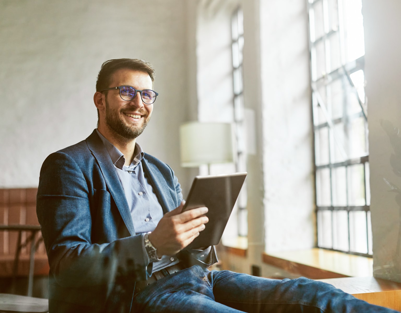 Man sitzt mit Tablet am Fenster Business Büro surft im Internet