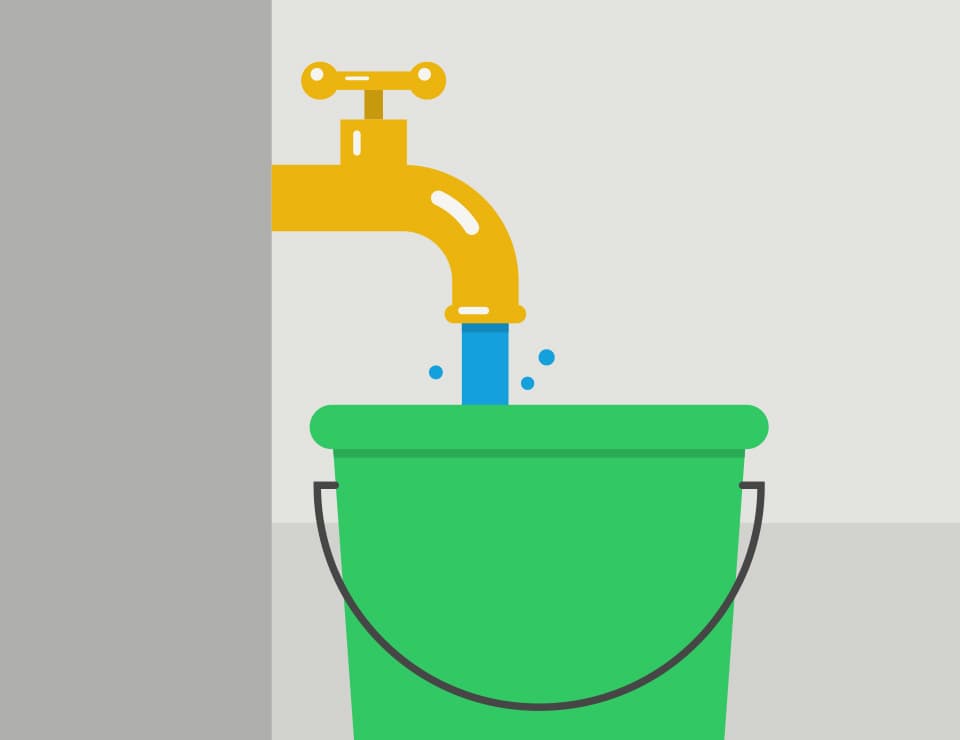 Illustration zu Download: Gelber Wasserhahn an einer grauen Wand, aus dem blaues Wasser in einen grünen Eimer mit schwarzem Henkel fließt. Der Eimer steht direkt unter dem Hahn.