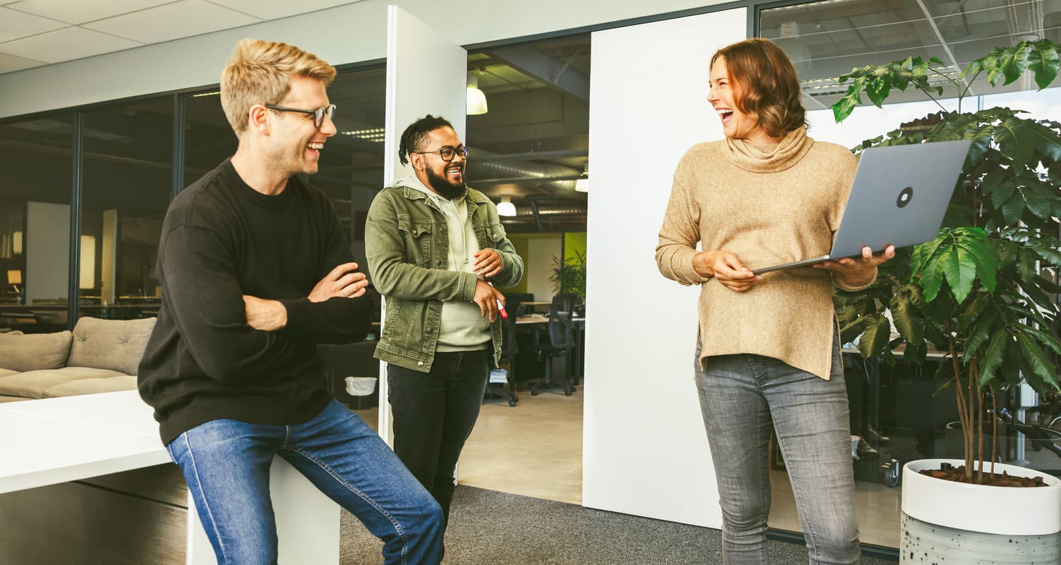 B2B Roadmap, Arbeitskollegen stehen auf dem gang und lächelns