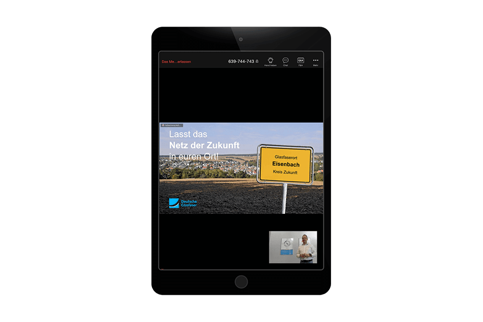 Tablet-Bildschirm mit Werbung für Glasfasernetz in Eisenbach, Ortsschild und Landschaftsansicht, Deutsche Glasfaser Logo.