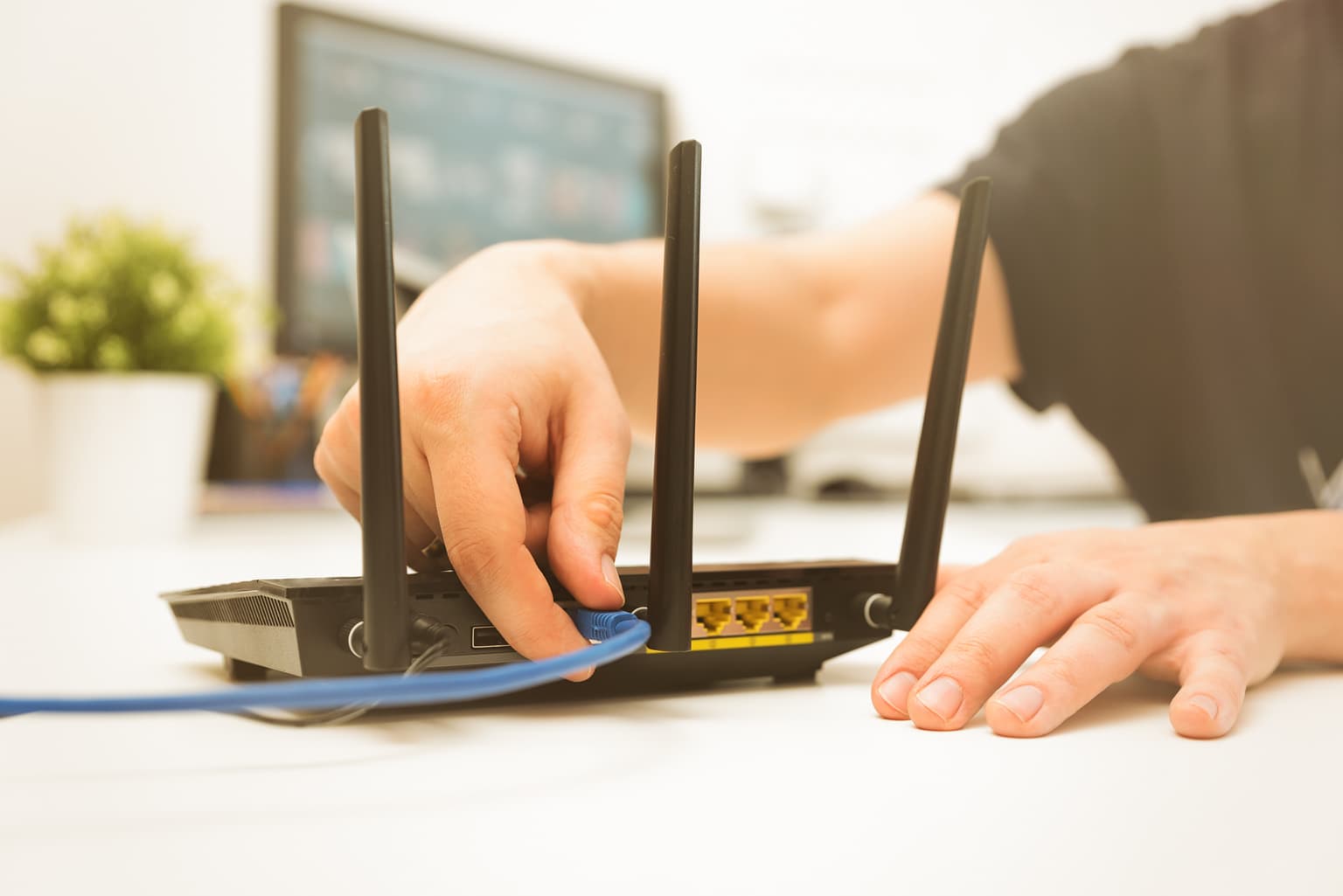 WLAN Ausleuchtung & Planung - Eine Person schließt den Ro