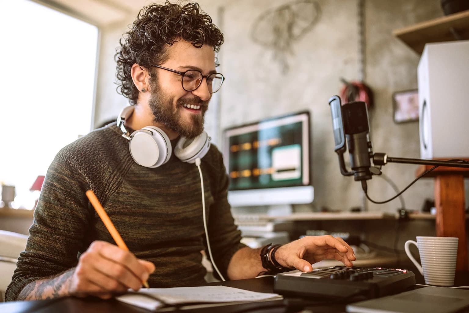 Mann arbeitet im Homeoffice an seiner Musik