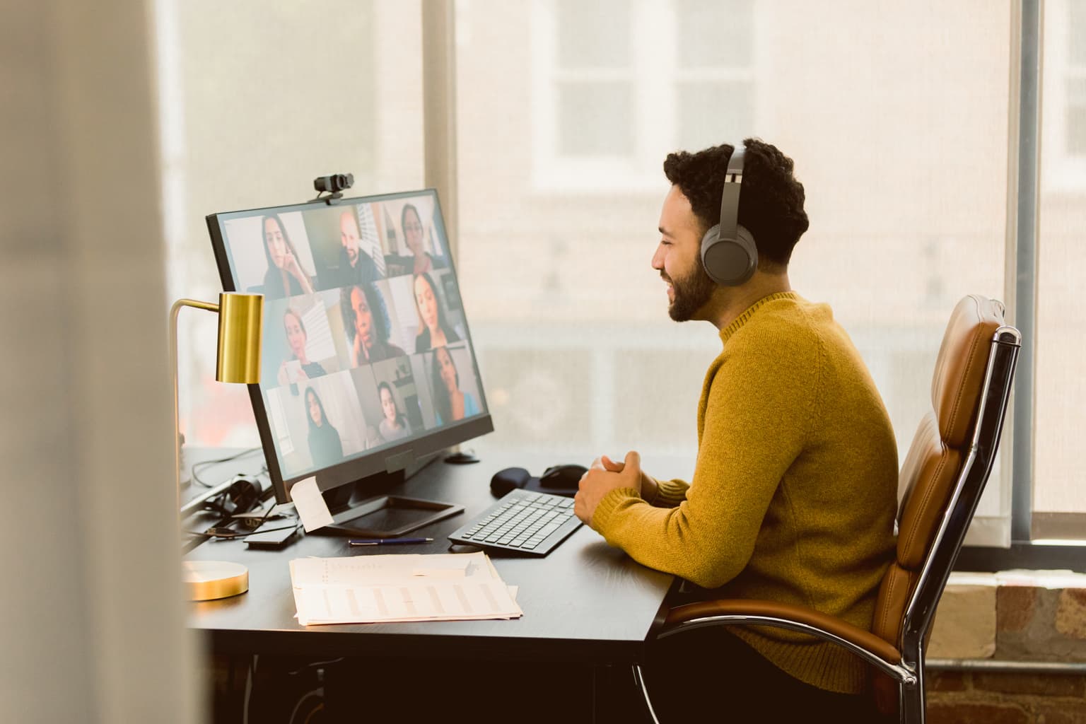 B2B Cloud Telefonanlage - Mann im gelben Pullover