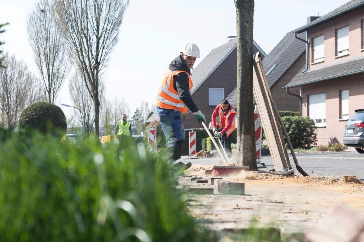 Glasfaser wird in einer Straße verlegt
