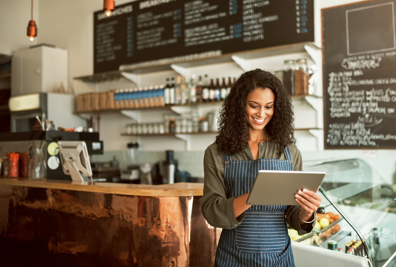 Barrista bedient ein Tablet in ihrem Cafe