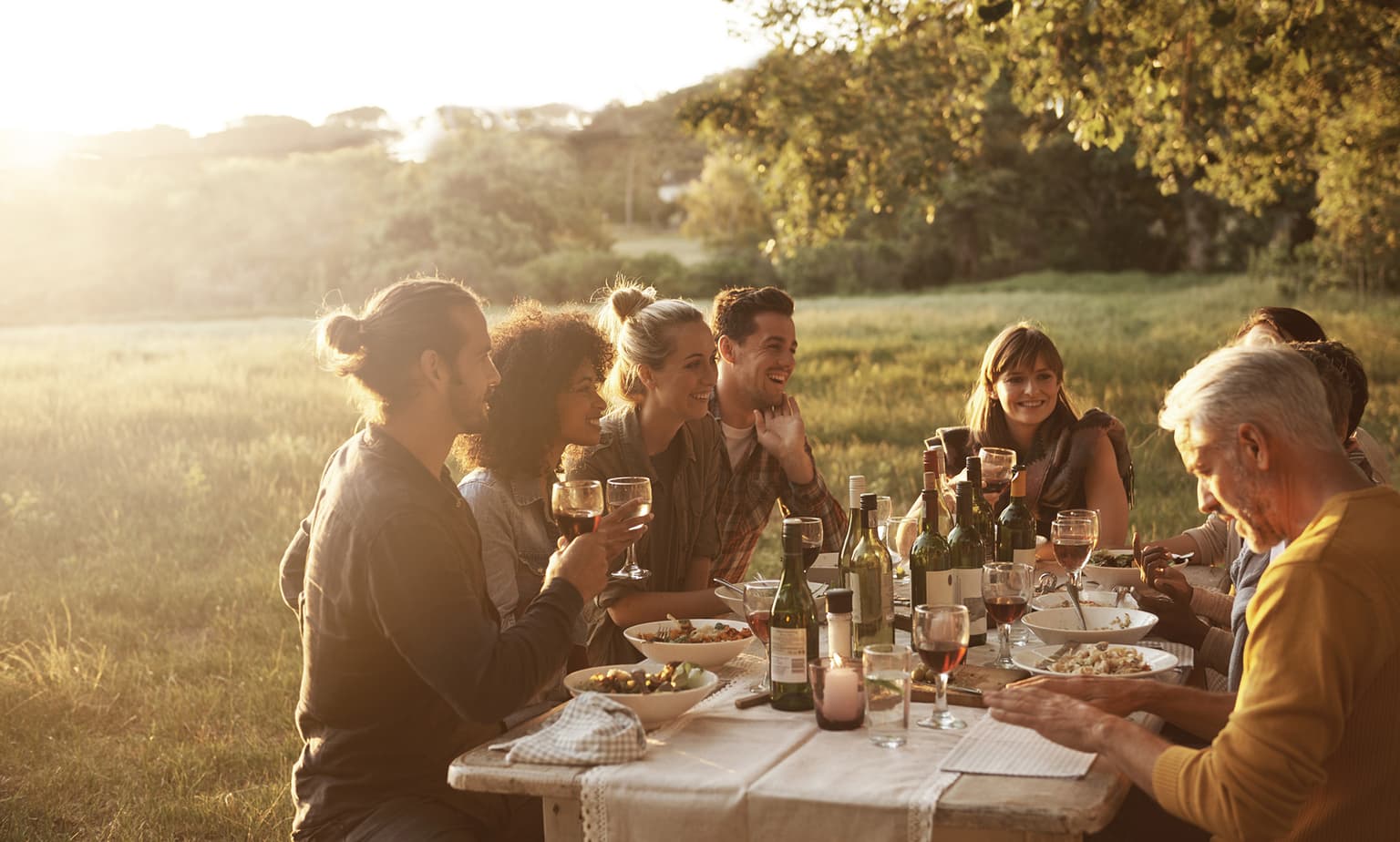 Deutsche Glasfaser die Rolle in der Bauphase Freunde sitzen im Grünen und