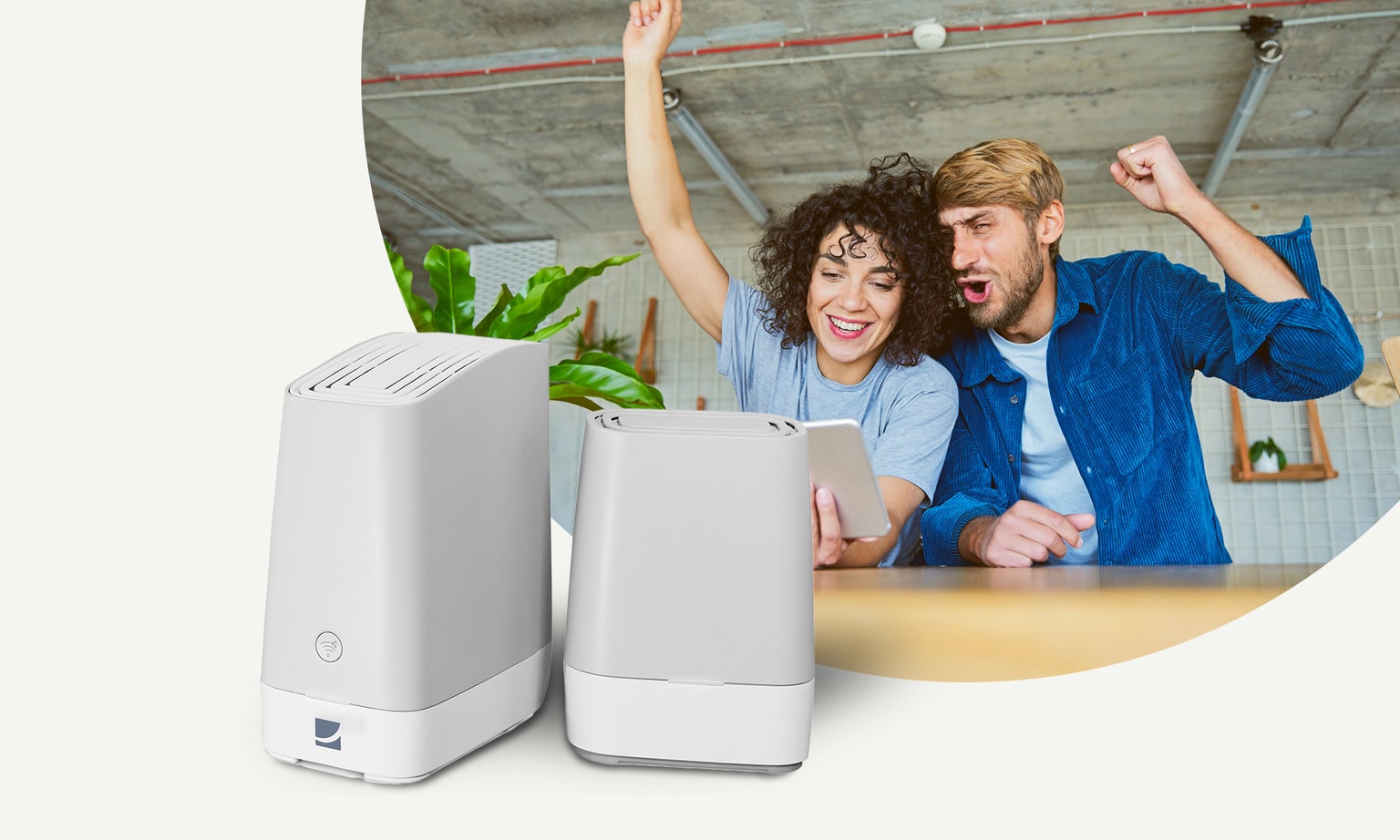 B2B DGP WLAN Plus Router - DG WLAN Plus Router Bundle und sich freuende Arbeitskollegen