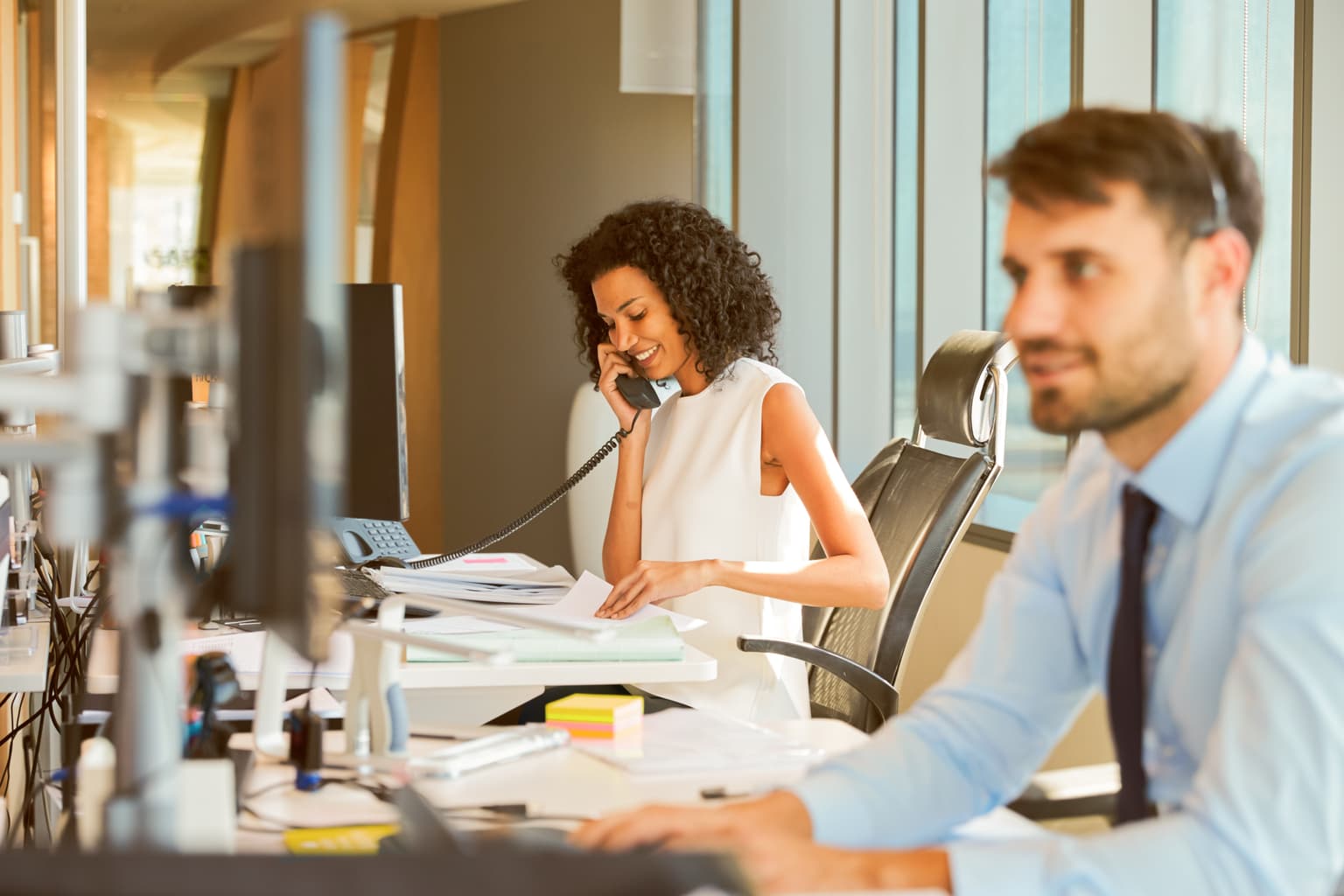 B2B DGP Tarife, Frau telefoniert und berät Kunden