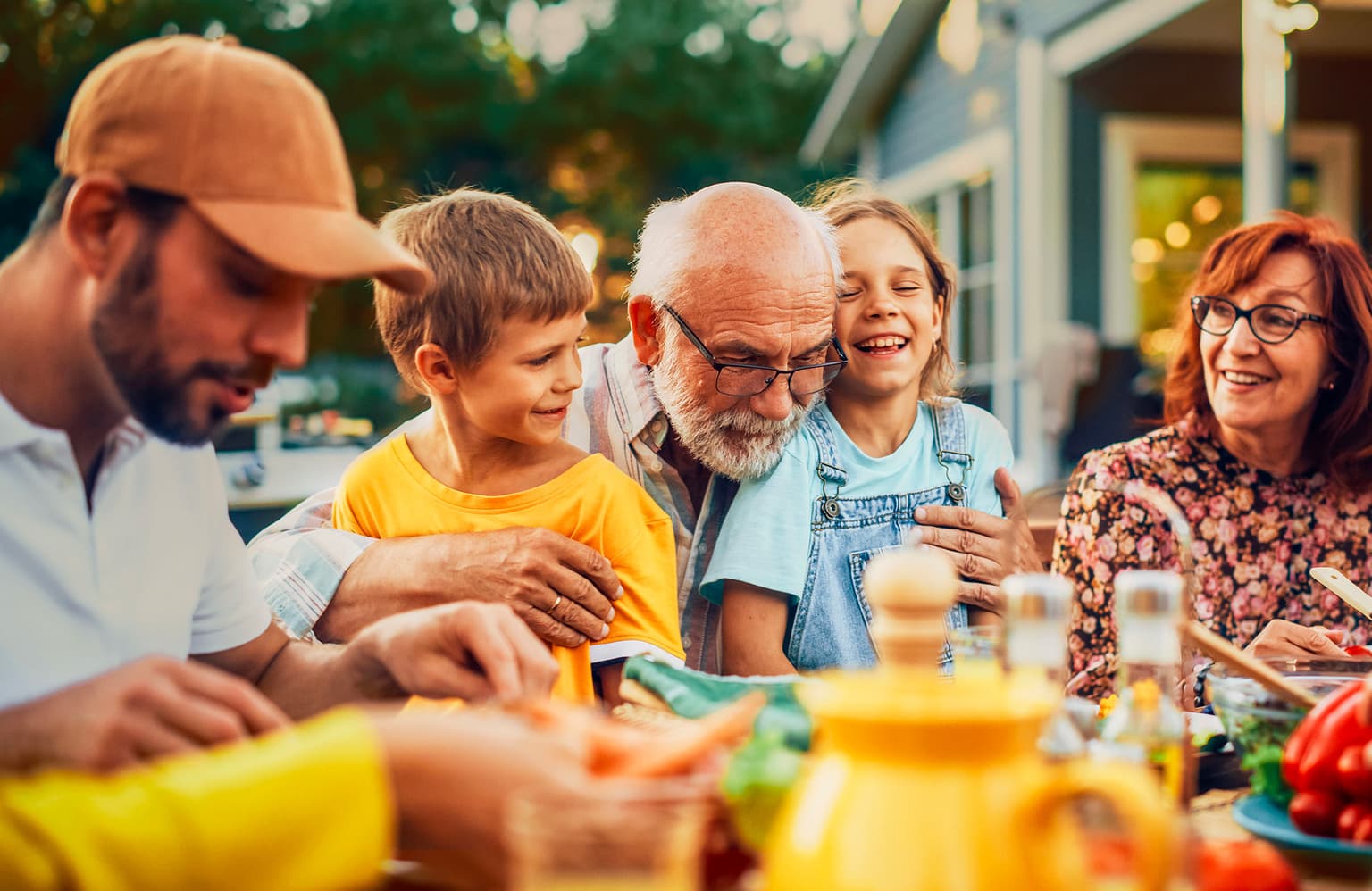Deutsche Glasfaser Tarife - Familie isst zusammen im Garten