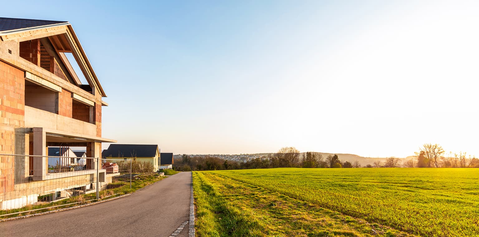 Bauherren, Neubau wird an einem Feld in der Region gebaut
