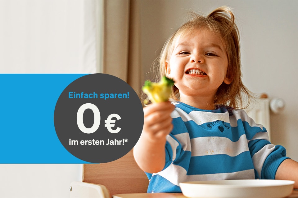 Lachendes Kleinkind im Ringelpulli hält Brokkoli, daneben Text: „Einfach sparen! 0€ im ersten Jahr!"