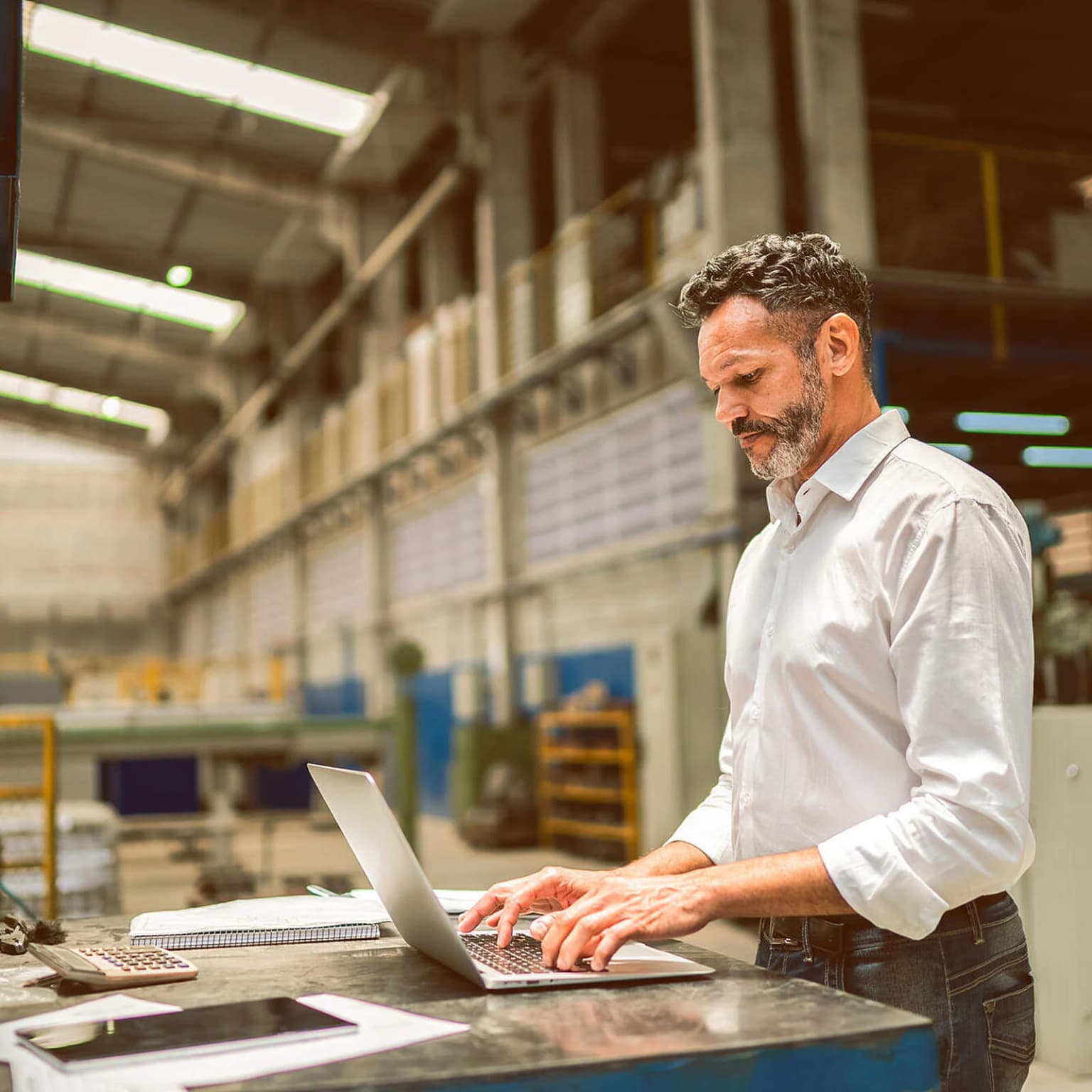 Deutsche Glasfaser DGP - Mann arbeitet in der Lagerha