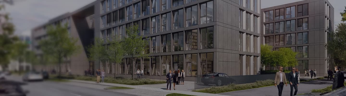 Moderne städtische Straßenszene mit mehreren mehrstöckigen Bürogebäuden mit großen Glasfenstern und zeitgemäßem Design. Menschen gehen auf dem Gehweg, einige in Businesskleidung. Entlang der Straße stehen Bäume und Grünflächen, Autos sind am Straßenrand und vor den Gebäuden geparkt.