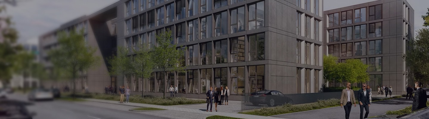 Moderne städtische Straßenszene mit mehreren mehrstöckigen Bürogebäuden mit großen Glasfenstern und zeitgemäßem Design. Menschen gehen auf dem Gehweg, einige in Businesskleidung. Entlang der Straße stehen Bäume und Grünflächen, Autos sind am Straßenrand und vor den Gebäuden geparkt.