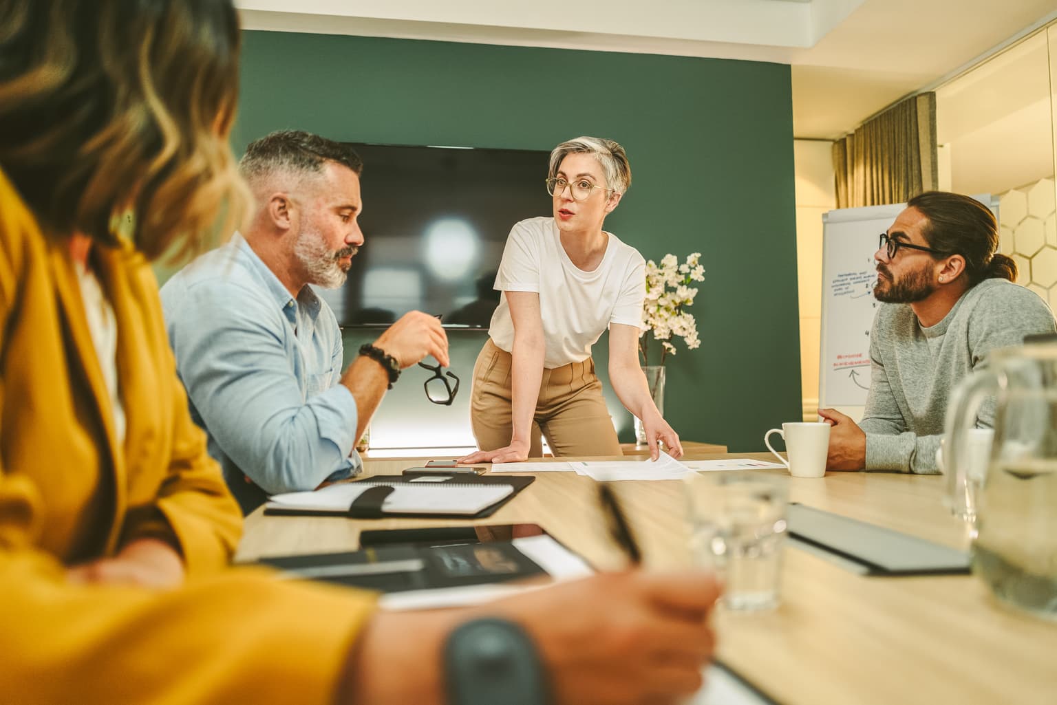 B2B Roadmap, Team sitzt im Büro und diskutieren die Roadmap