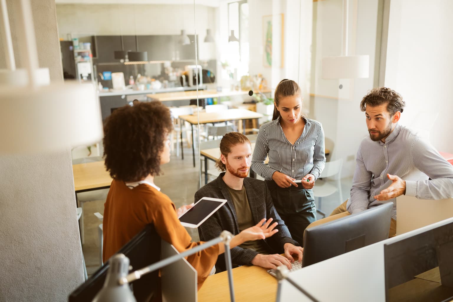Technologien vorbereiten B2B - Arbeitskollegen besprechen in einem Meeting das Projekt am Arbeitstisch