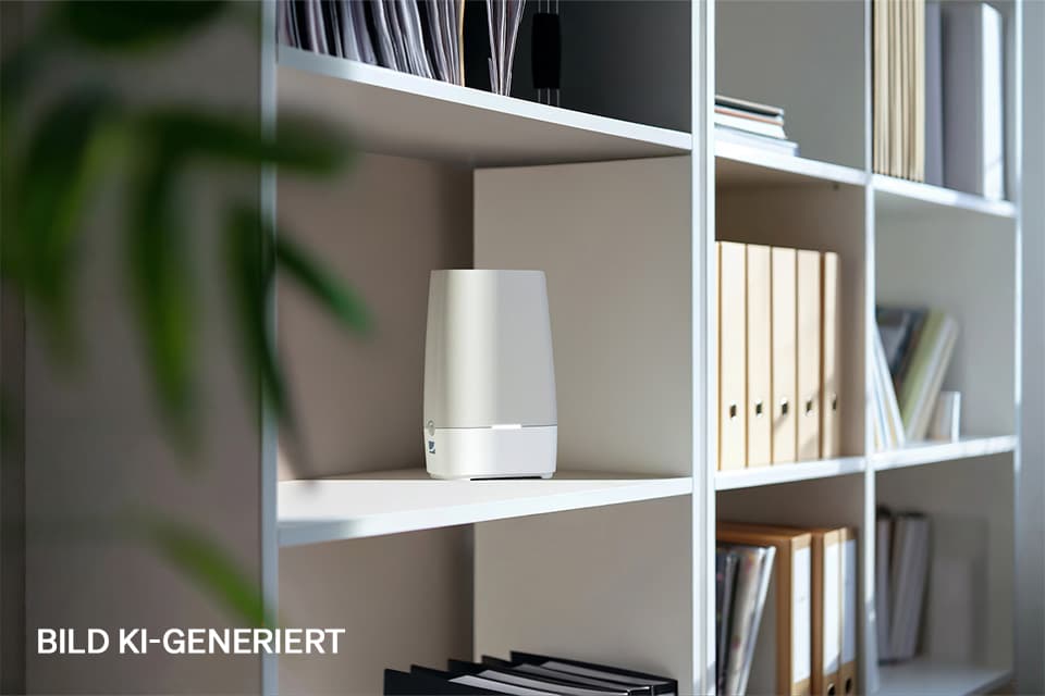 Weißer Router auf einem minimalistischen Bücherregal mit Ordnern und Dokumenten in einem modernen Büro.