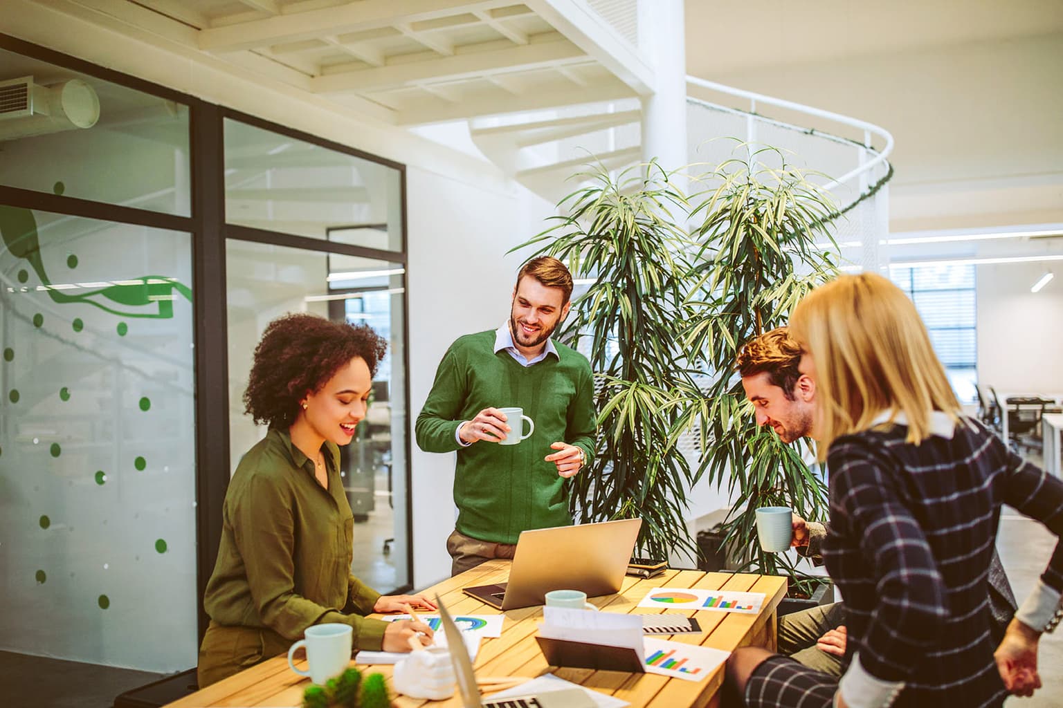 Geschäftskunden B2B - Team arbeitet im Büro zusammen