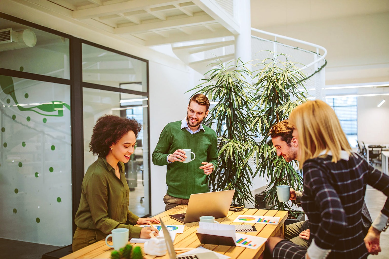 Geschäftskunden B2B - Team arbeitet im Büro zusammen