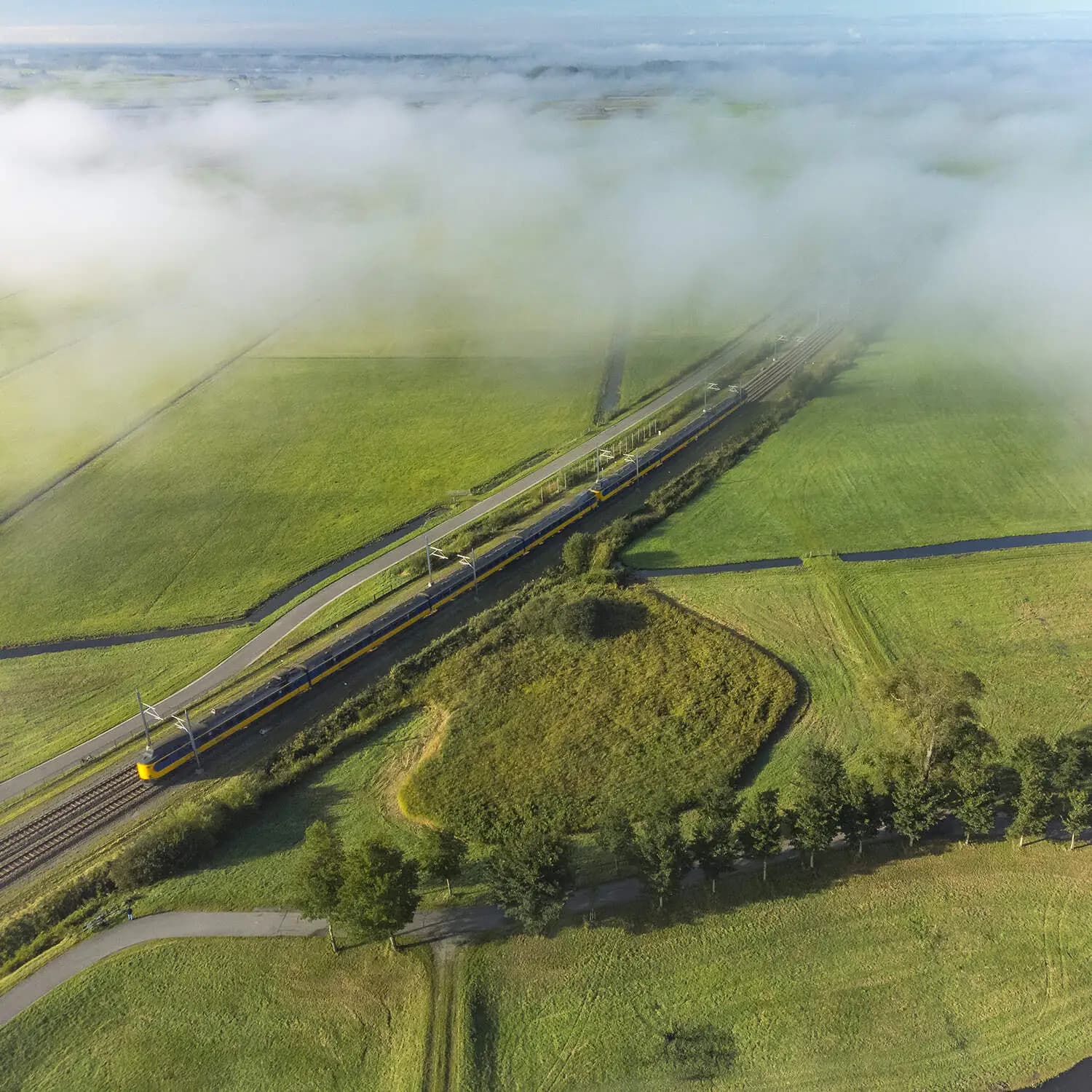 Zugstrecke im Grünen auf de