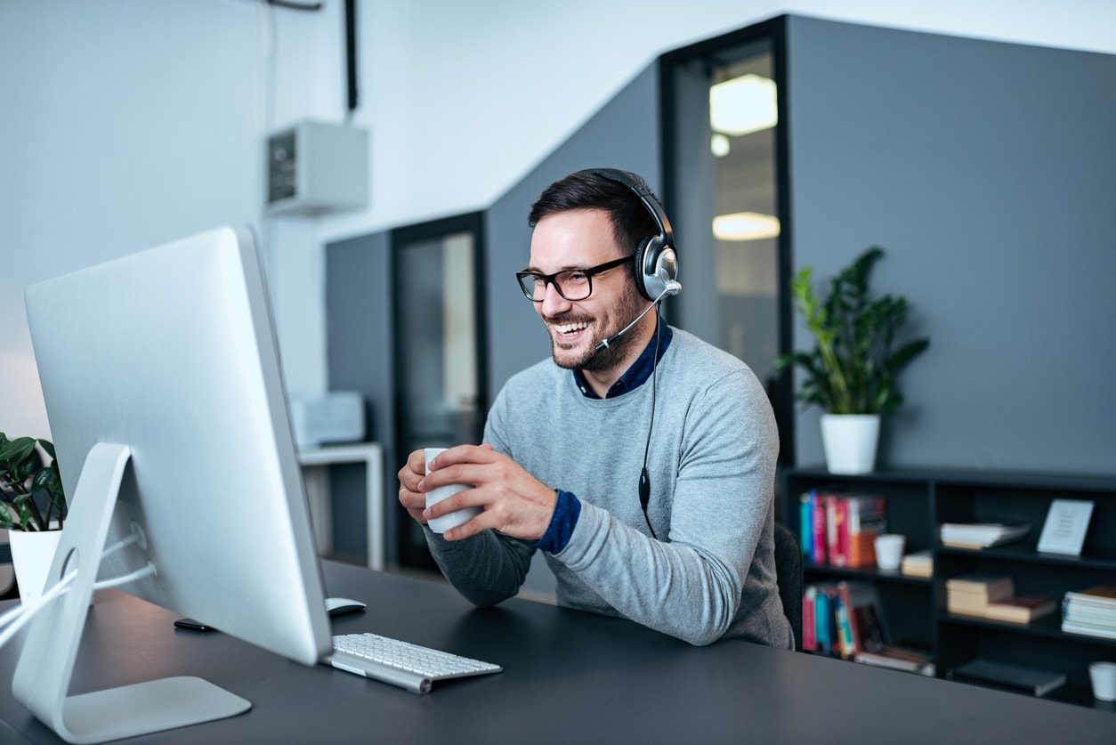 Kommunen Kontakt - Mann telefoniert in seinem Büro