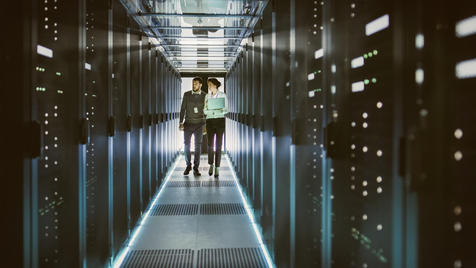 B2B Was ist Colocation - zwei Personen laufen durch den Serverraum