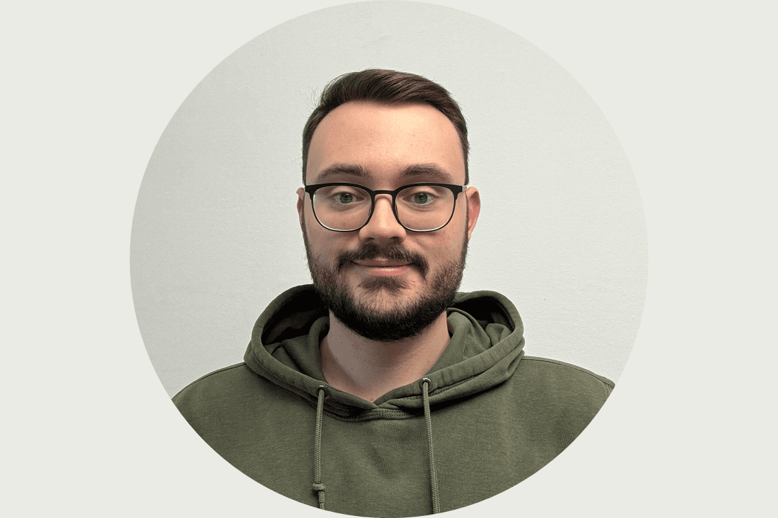 Das Bild ist das Porträt eines Mitarbeitenden. Es sind Gesicht und Schultern zu sehen.