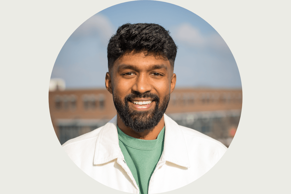 Das Bild ist das Porträt eines Mitarbeitenden. Es sind Gesicht und Schultern zu sehen. Der Hintergrund ist verschwommen