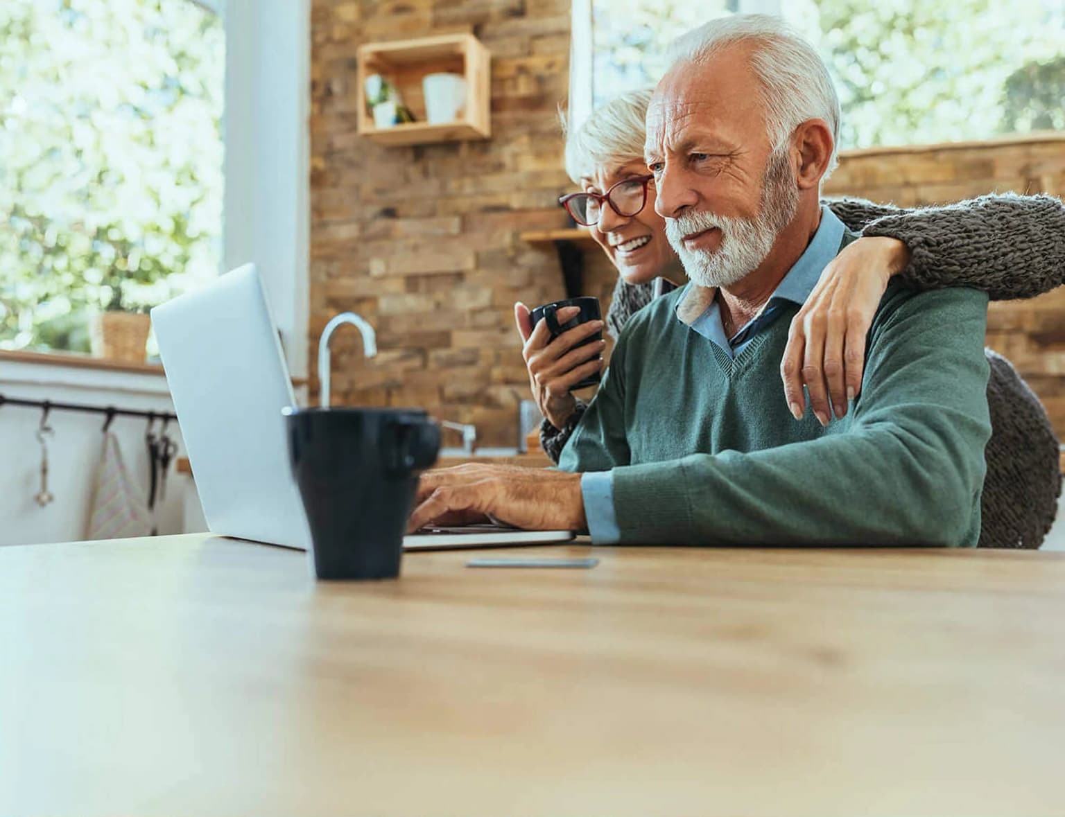 Über Zoom nimmt ein älteres Pärchen an einem Online Meeting teil