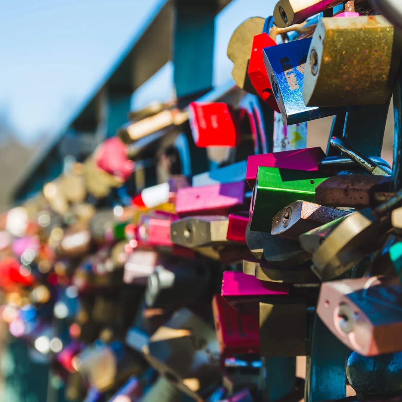Viele verschiedene bunte Schlösser