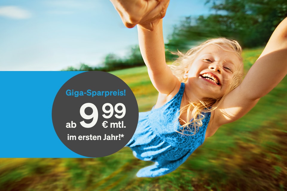 Lachendes blondes Mädchen im blauen Kleid wird geschwungen. Angebot: Giga-Sparpreis ab 9,99 € mtl. im ersten Jahr.