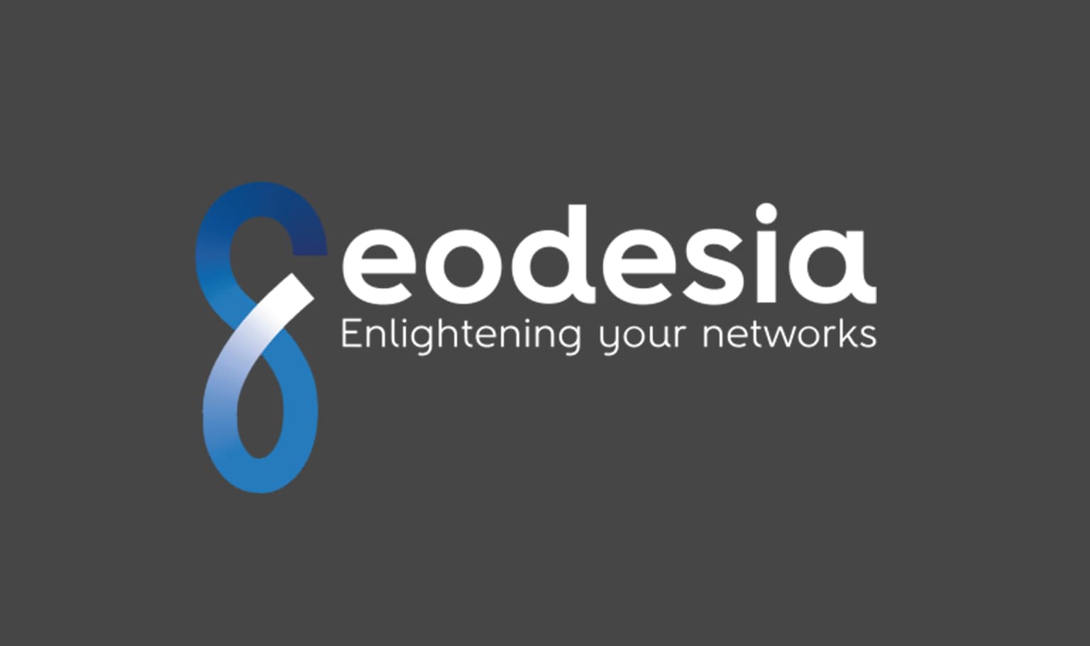 Geodesia Logo mit blauem Unendlichkeitssymbol und Slogan "Enlightening your networks" auf grauem Hintergrund.