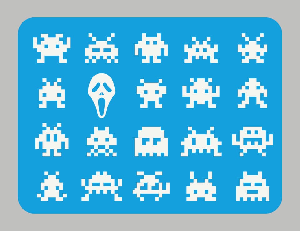Malware Illustration: Pixelige Retro-Spielfiguren aus Space Invaders auf blauem Hintergrund, mit einer Geistermaske in der Mitte.