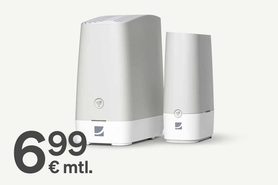 Zwei weiße WLAN-Router oder Mesh-Netzwerkgeräte unterschiedlicher Größe mit minimalistischem Design auf transparenten Hintergrund mit Preis zzgl. 6,99 € mtl.