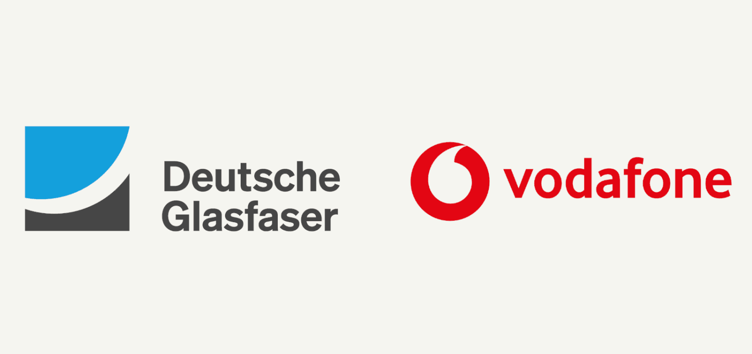 Logos von Deutsche Glasfaser (blau-graues Symbol mit Text) und Vodafone (roter Kreis mit Text) nebeneinander auf weißem Hintergrund.