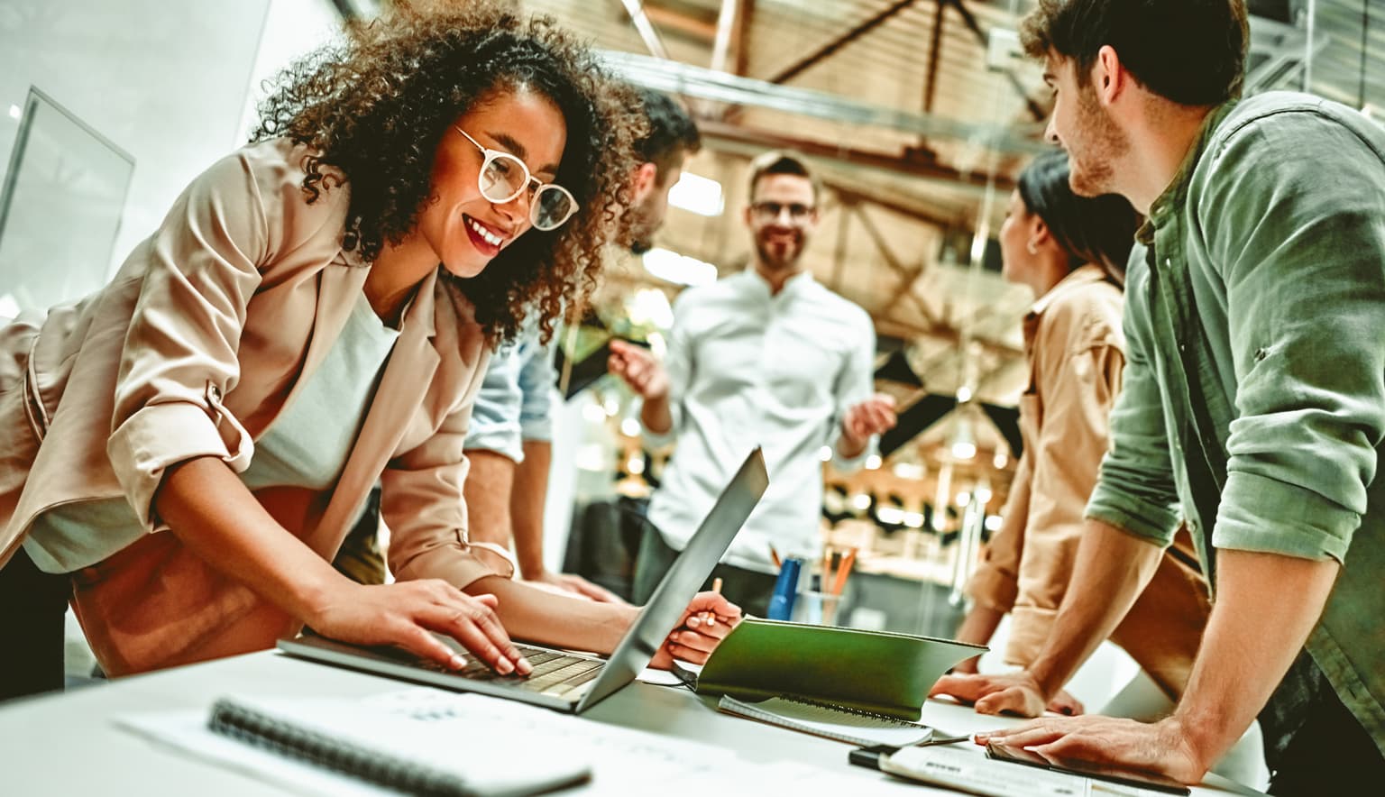 B2B Cloud Managed WLAN, Team steht im Büro an einem Tisch